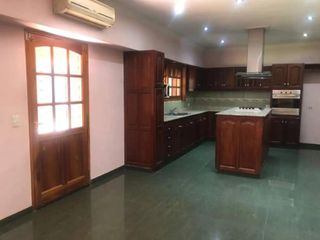 Casa en venta - 2 Dormitorios 4 Baños - Cocheras - 300Mts2 - Villa Elisa, La Plata