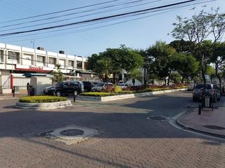 Venta de Local Comercial Urdesa, 809 m², Calle Primera y Dátiles (esqu