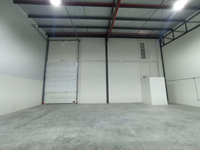 Se alquila AMPLIA Bodega en Complejo Comercial, Km. 14.5 de la Vía a Samborondón