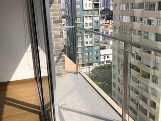 Estreno 50m2, piso 11 con balcón vista a la calle - 1dorm, 1b y estacionamiento.