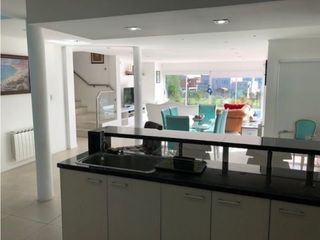 Foto 17 de Amplia Casa contemporánea 5 dormitorios y piscina barrio privado Arenas del Sur