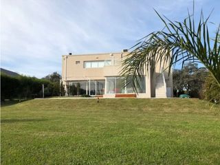 Foto 3 de Amplia Casa contemporánea 5 dormitorios y piscina barrio privado Arenas del Sur
