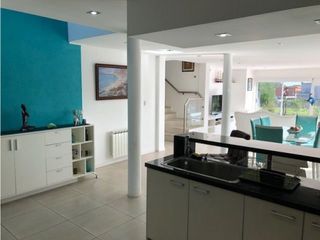 Foto 16 de Amplia Casa contemporánea 5 dormitorios y piscina barrio privado Arenas del Sur