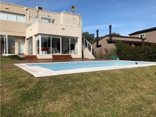 Foto 4 de Amplia Casa contemporánea 5 dormitorios y piscina barrio privado Arenas del Sur
