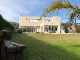 Foto 1 de Amplia Casa contemporánea 5 dormitorios y piscina barrio privado Arenas del Sur
