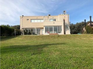 Foto 2 de Amplia Casa contemporánea 5 dormitorios y piscina barrio privado Arenas del Sur