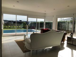 Foto 7 de Amplia Casa contemporánea 5 dormitorios y piscina barrio privado Arenas del Sur
