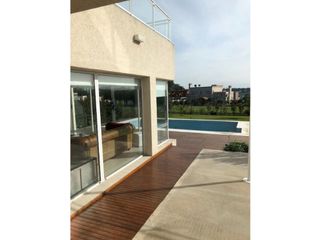 Foto 22 de Amplia Casa contemporánea 5 dormitorios y piscina barrio privado Arenas del Sur