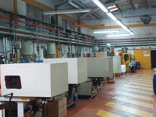 Importante establecimiento industrial de 2350 m2 cubiertos del rubro del plástico.