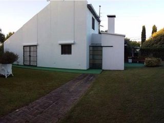 Casa en venta - 2 dormitorios con piscina y amplio jardín - 100mts2 - La Plata