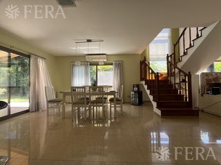 Venta casa 4 ambientes con fondo libre y piscina en Fincas de Iraola I - Berazategui