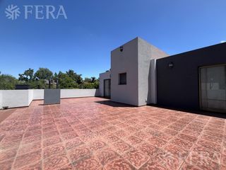 Venta casa 4 ambientes con fondo libre y piscina en Fincas de Iraola I - Berazategui