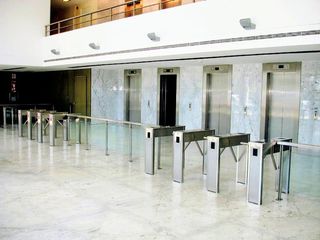 Oficina con DIVISIONES en  ALQUILER En MADERO CENTER 2cocheras al contrafrente