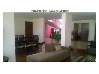 Foto 5 de VENDO FINA RESIDENCIA EN LA URB. LA PLANICIE DE CHALLAPAMPA - AREQUIPA