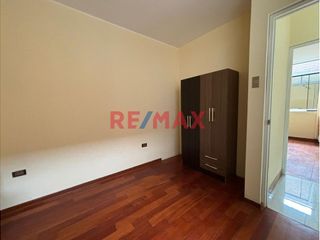 Foto 2 de ✨ ¡Oportunidad única en Trujillo! 🏡

Descubre la comodidad y estilo de vivir en un moderno departamento de ESTRENO semi amoblado de 100 m², ubicado