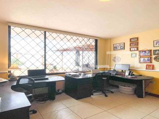 EN VENTA CASA CON TERRENO CERCA DEL COLEGIO LA SALLE EN CONOCOTO