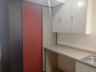 Shyris, Oficina Amoblada  en  Renta, 110m2, 8 ambientes ,  2 baños , 2 parqueaderos