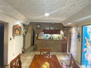 Casa en venta - 3 dormitorios 4 baños - Local - 200mts2 - Melchor Romero, La Plata