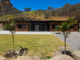 Práctica, Sencilla, Hermosa Casa de Tres Habitaciones y Dos Baños, a diez minutos de Vilcabamba