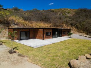 Práctica, Sencilla, Hermosa Casa de Tres Habitaciones y Dos Baños, a diez minutos de Vilcabamba