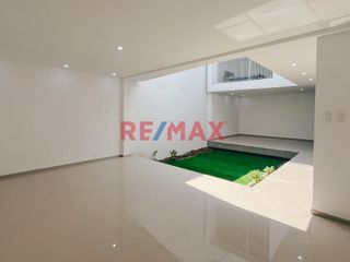 Foto 1 de Descubre esta casa de estreno de 2 pisos, pensada para ofrecerte comodidad, elegancia y seguridad, en una de las zonas más exclusivas y tranquilas de