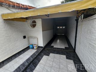 Venta de casa de 3 ambientes con cochera y piscina en Quilmes