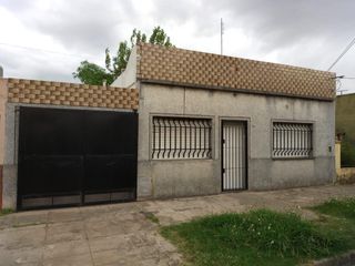 Casa 3 Amb  Buen Estado C/Cochera desc. en San Justo