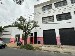 Depósito en Alquiler en el Barrio de Villa Riachuelo con salida a 3 calles.