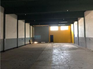Foto 3 de Excelente galpón sobre Avda. Champagnat. Apto diversos emprendimientos. Distrito Ie.