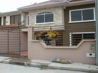Casa de venta en Av. Los Cerezos – código:10413