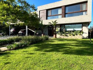 Foto 1 de Casa en venta en barrio El Golf, Nordelta