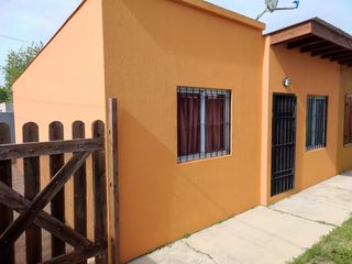 Casa en venta - 2 Dormitorios 1 Baño - 70mts2 - Mar Del Tuyu
