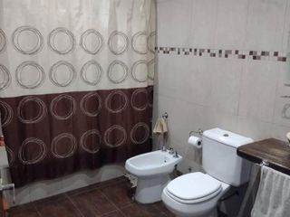Casa en venta - 3 dormitorios 2 baños - 315mts2 - Villa Elvira, La Plata