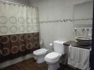Casa en venta - 3 dormitorios 2 baños - 315mts2 - Villa Elvira, La Plata