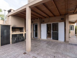CASA TIPO DUPLEX EN VENTA LA PLATA CON PATIO