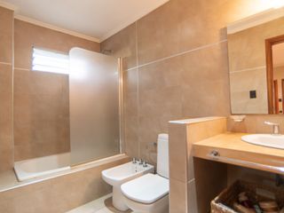 CASA TIPO DUPLEX EN VENTA LA PLATA CON PATIO