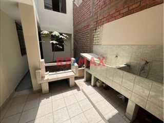 Foto 20 de Esta casa de dos pisos más azotea en Venta ofrece una oportunidad excepcional tanto para vivienda como para inversión con una ubicación privilegiada.