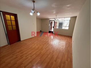Foto 5 de Esta casa de dos pisos más azotea en Venta ofrece una oportunidad excepcional tanto para vivienda como para inversión con una ubicación privilegiada.