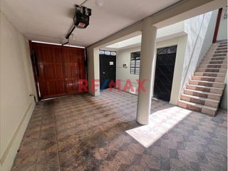 Foto 3 de Esta casa de dos pisos más azotea en Venta ofrece una oportunidad excepcional tanto para vivienda como para inversión con una ubicación privilegiada.
