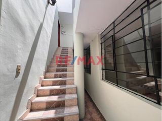 Foto 2 de Esta casa de dos pisos más azotea en Venta ofrece una oportunidad excepcional tanto para vivienda como para inversión con una ubicación privilegiada.