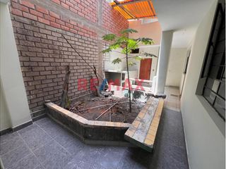 Foto 19 de Esta casa de dos pisos más azotea en Venta ofrece una oportunidad excepcional tanto para vivienda como para inversión con una ubicación privilegiada.