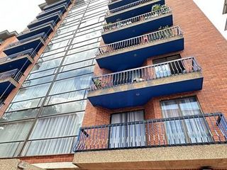Lindo apartamento remodelado con balcón en una estratégica ubicación!!