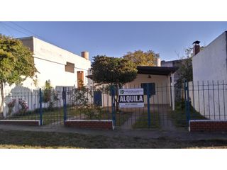 Foto 1 de ALQUILER DE CASA CÉNTRICA EN MONTE HERMOSO - COCHERA