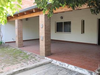 Foto 2 de SE VENDE CASA ESTILO CHALET 4 DORMITORIOS BARRIO NOROESTE