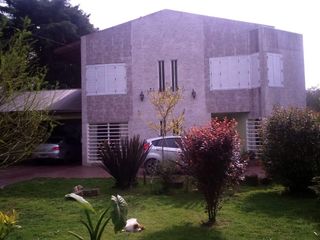 Casas en venta - 5 Dormitorios 6 Baños - Cocheras - 2.600Mts2 - Lisandro Olmos, La Plata