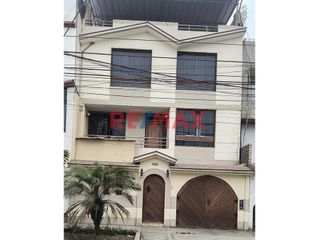 Foto 1 de 🏠 ¡Oportunidad única en Trujillo! 🏠

Descubre esta espaciosa y versátil casa urbana de 3 pisos, perfectamente ubicada en Wilfredo Torres 966, la cua