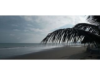 Terreno cerca del mar de venta en Tonsupa, Club del Pacífico