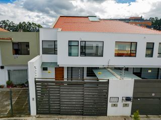 Casa Moderna en Cuenca en el Barrio Seguro y Tranquilo de La Isla