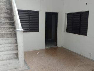 AMPLISIMO dpto de pasillo 2 dormitorios con patio y terraza EN ALQUILER!!