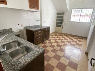 Casa en venta - 7 dormitorios 4 baños - cochera - 320mts2 - La Plata